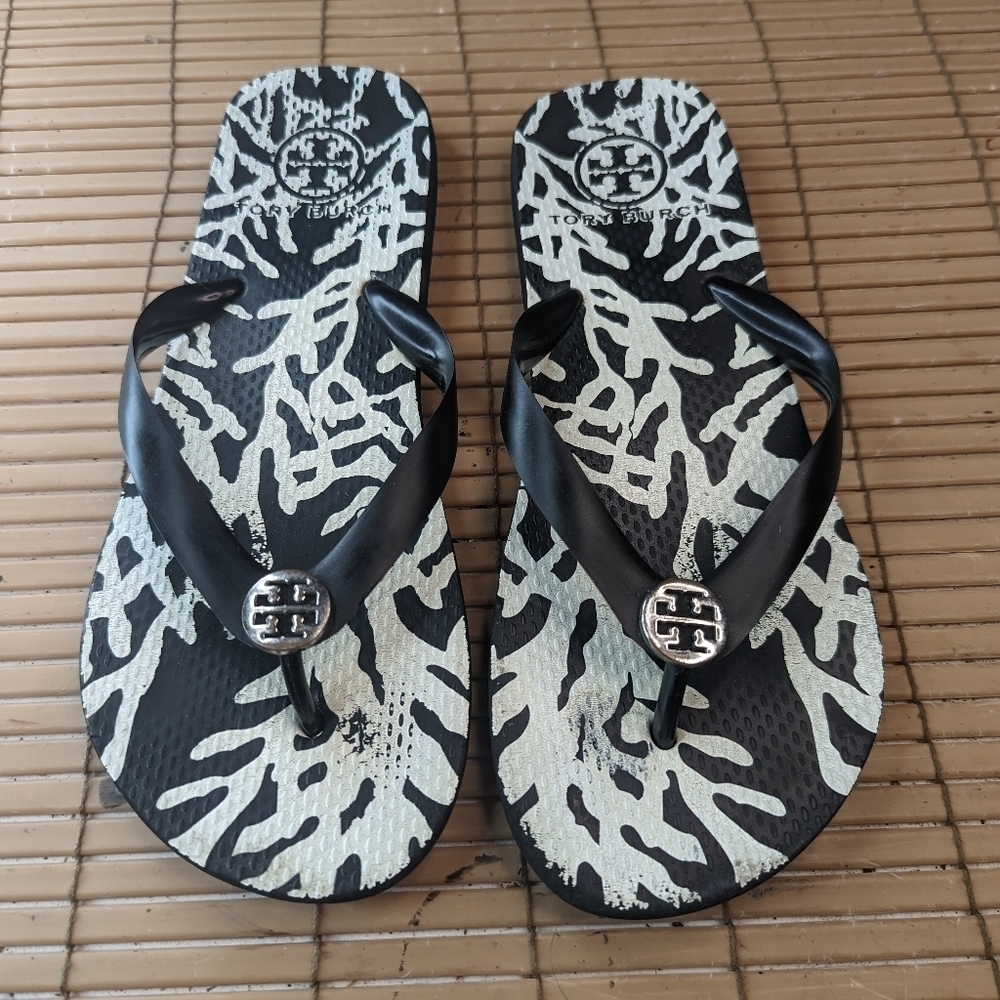 TORY BURCH WOMEN'S BLACK & WHITE THONG SANDALS . Silver Logo . SIZE 6.5